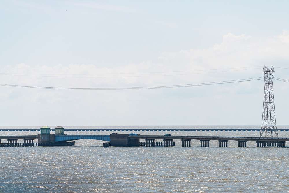 20 U.S. Bridges So Terrifying Locals Refuse to Cross Them at Night 17 shutterstock 2331451167