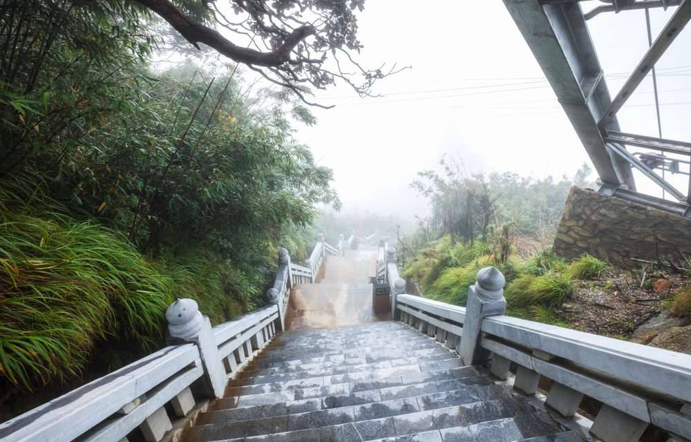 21 Staircases, Ladders, and Walkways That Feel Like a Bad Idea 18 shutterstock 769078117